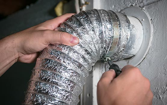 Duct repairing by professional expert