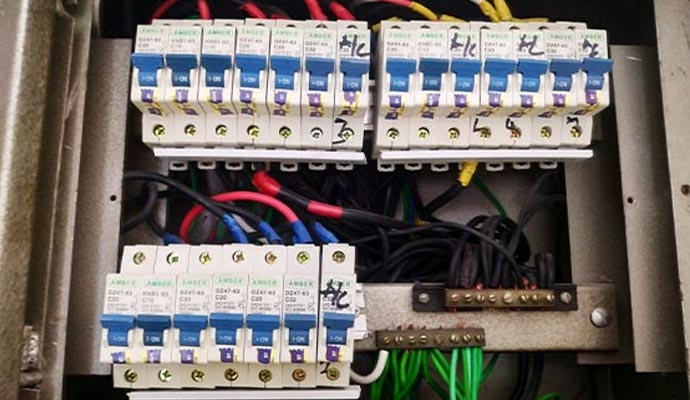 Electrical circuit breaker unit