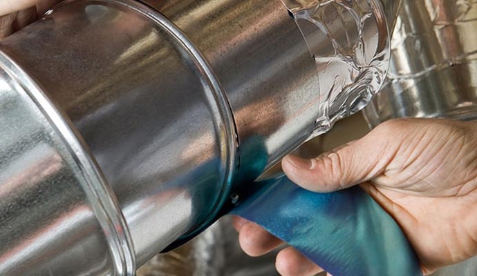 Expert sealing a duct pipe