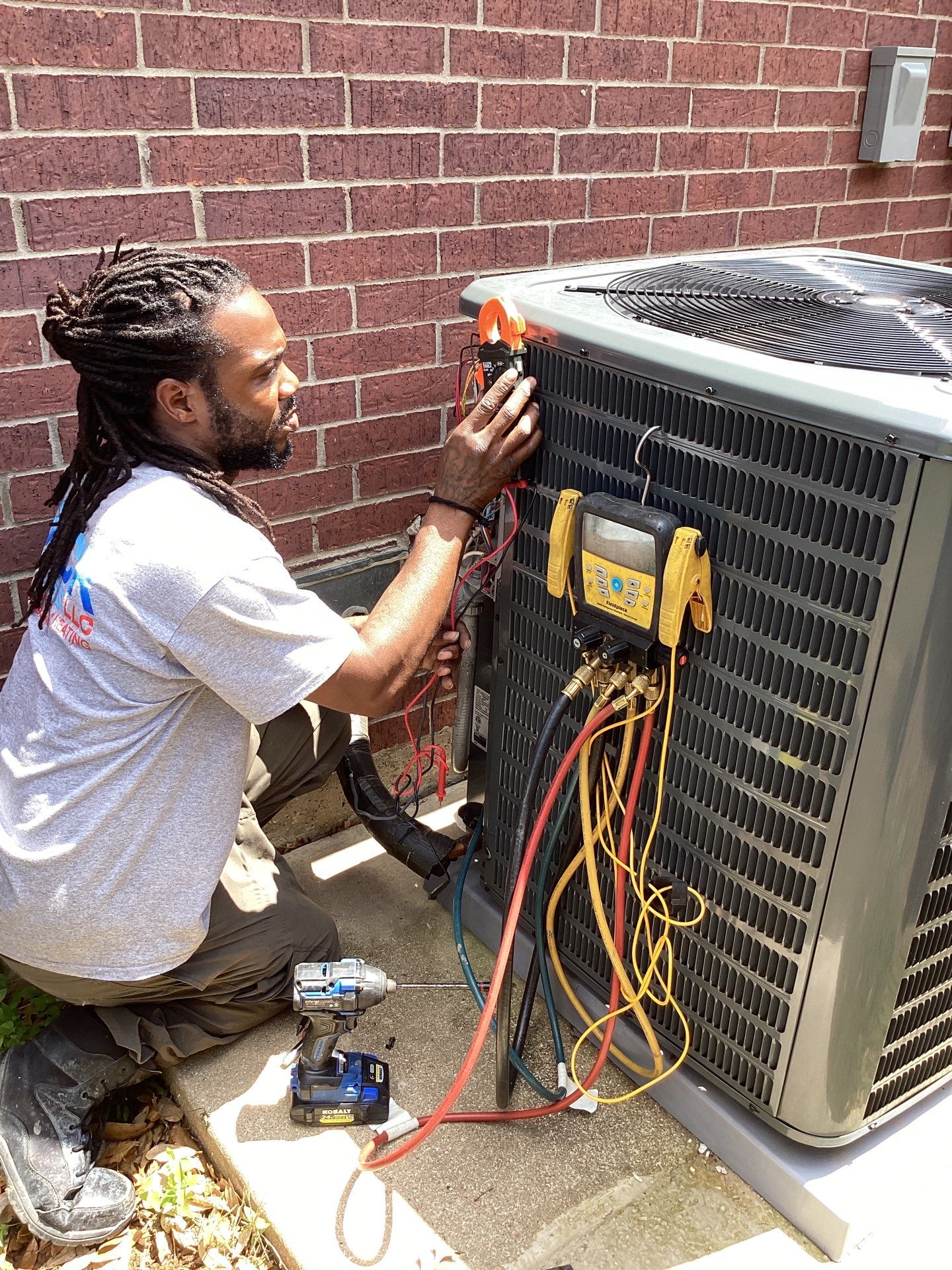 Performing a maintenance on a heat pump.